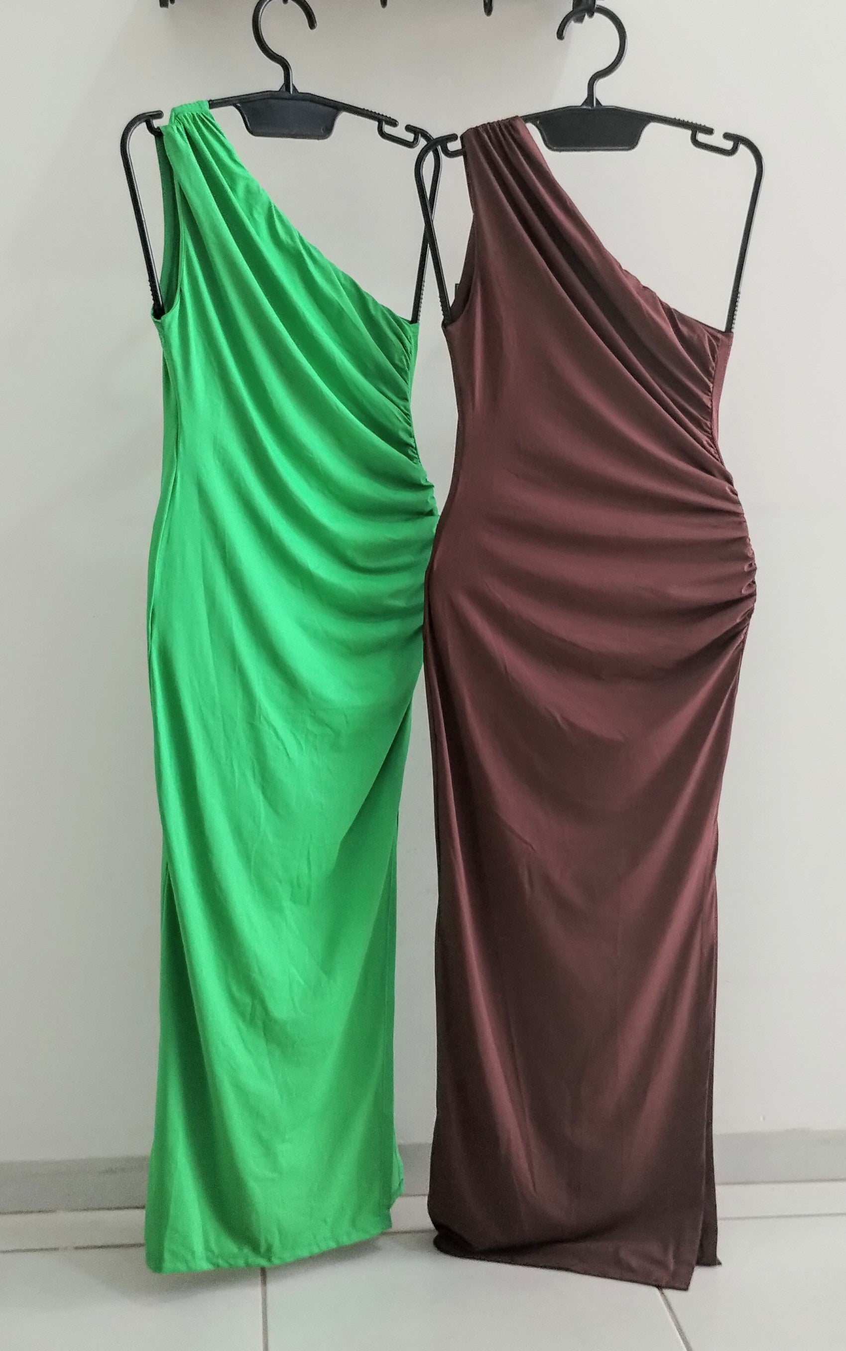 ✨ Elegância que valoriza suas curvas!
Modelos longos e ajustados, perfeitos para quem ama um toque sofisticado e moderno. 💃